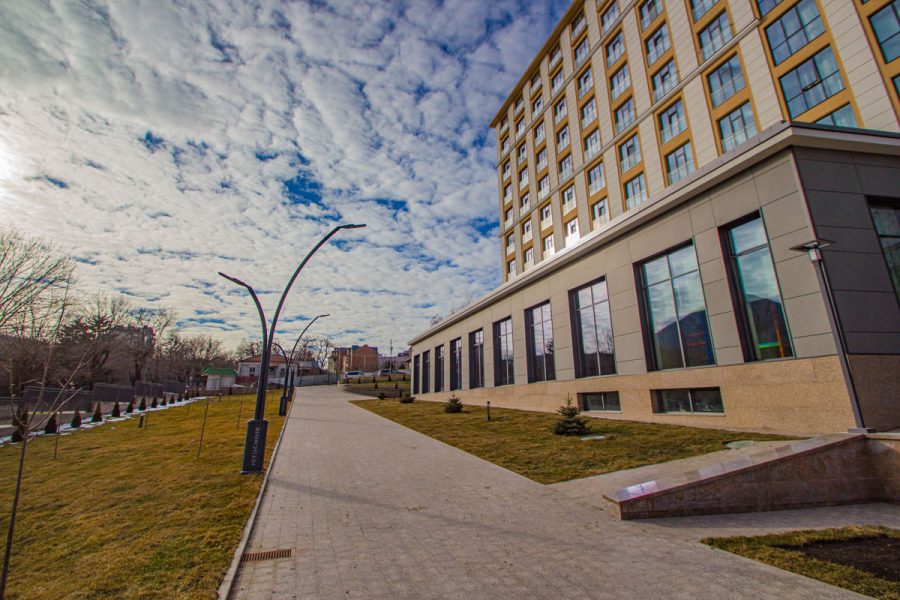 Территория в санатории Источник в городе Железноводске - фотография