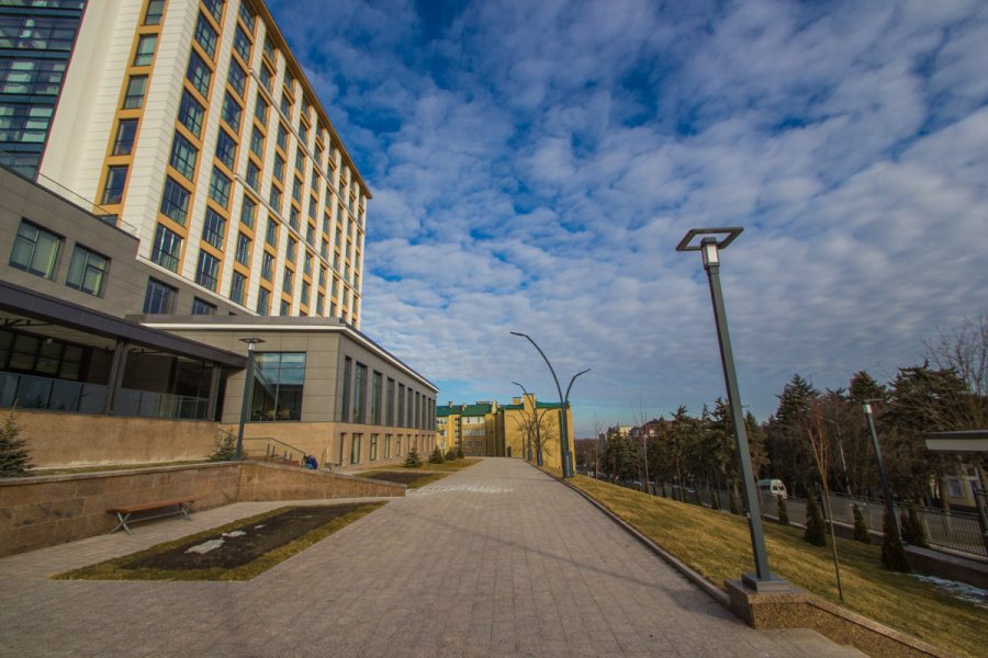 Территория в санатории Источник в городе Железноводске - фотография